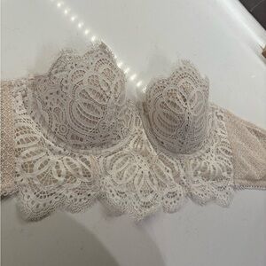 SOLD** VS Elegant Lace Bra in Cream